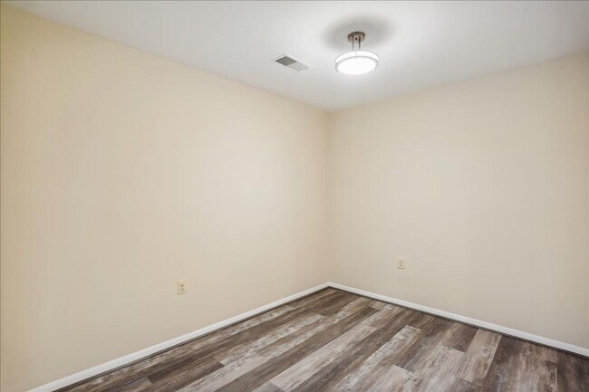 Building Photo - Ground Level Condo in Gaithersburg - 1 bed, 1 bath