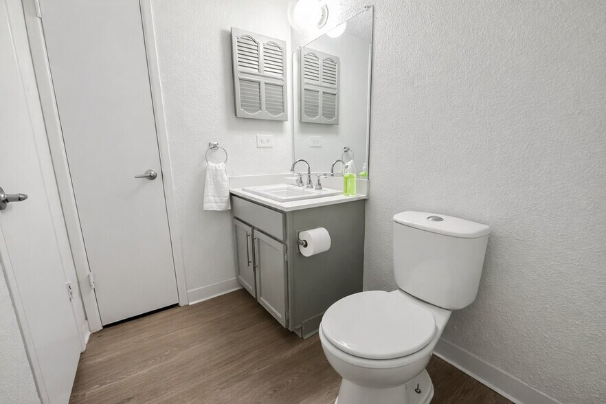 Building Photo - 1002 Clayton Ln