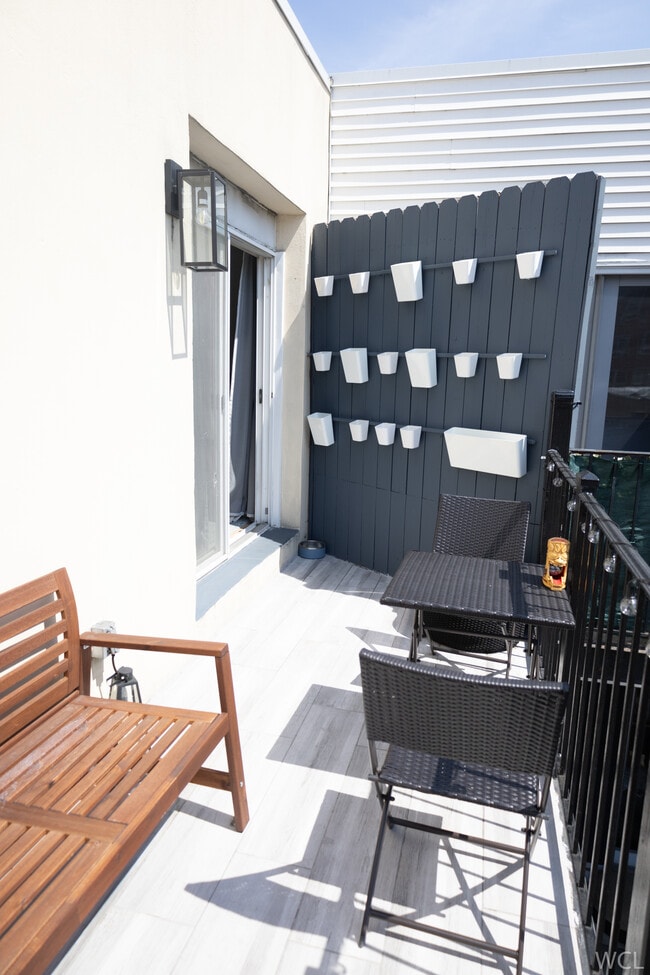 Building Photo - 318 PARK Ave