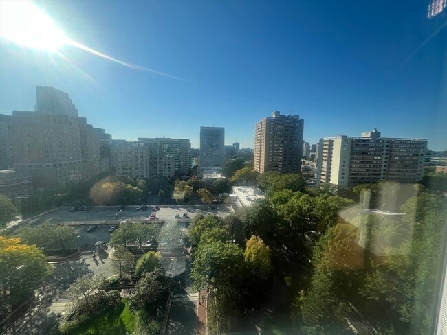 Building Photo - 9 Hawthorne Pl