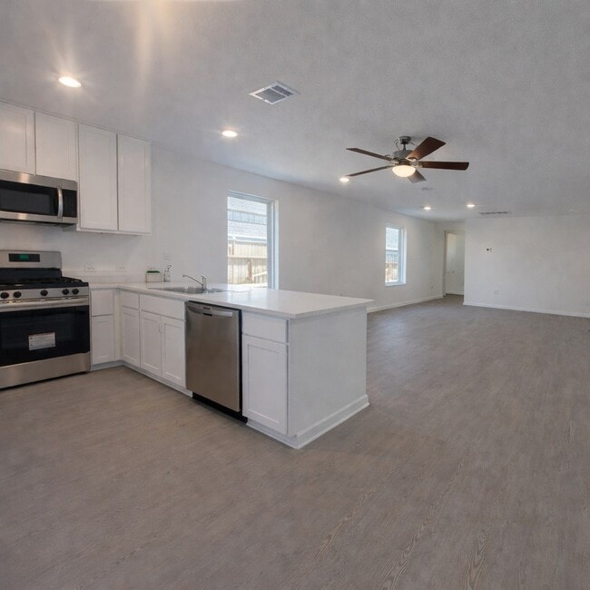 Building Photo - 1606 Gardenia Grv Ln