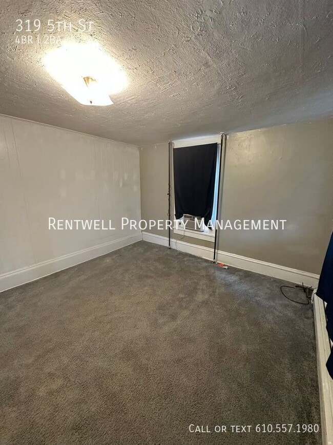 Building Photo - 319 5th St