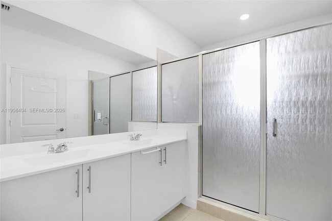 Building Photo - 879 SE 26th Ter