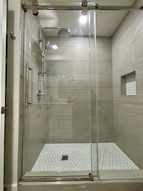 Building Photo - 2121 Fountain View Dr