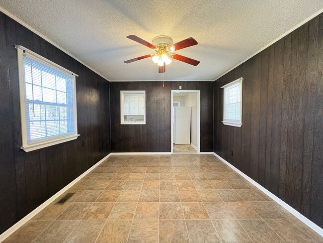Building Photo - MOVE IN SPECIAL: 2 Bedroom, 1 Bathroom in Greensboro!