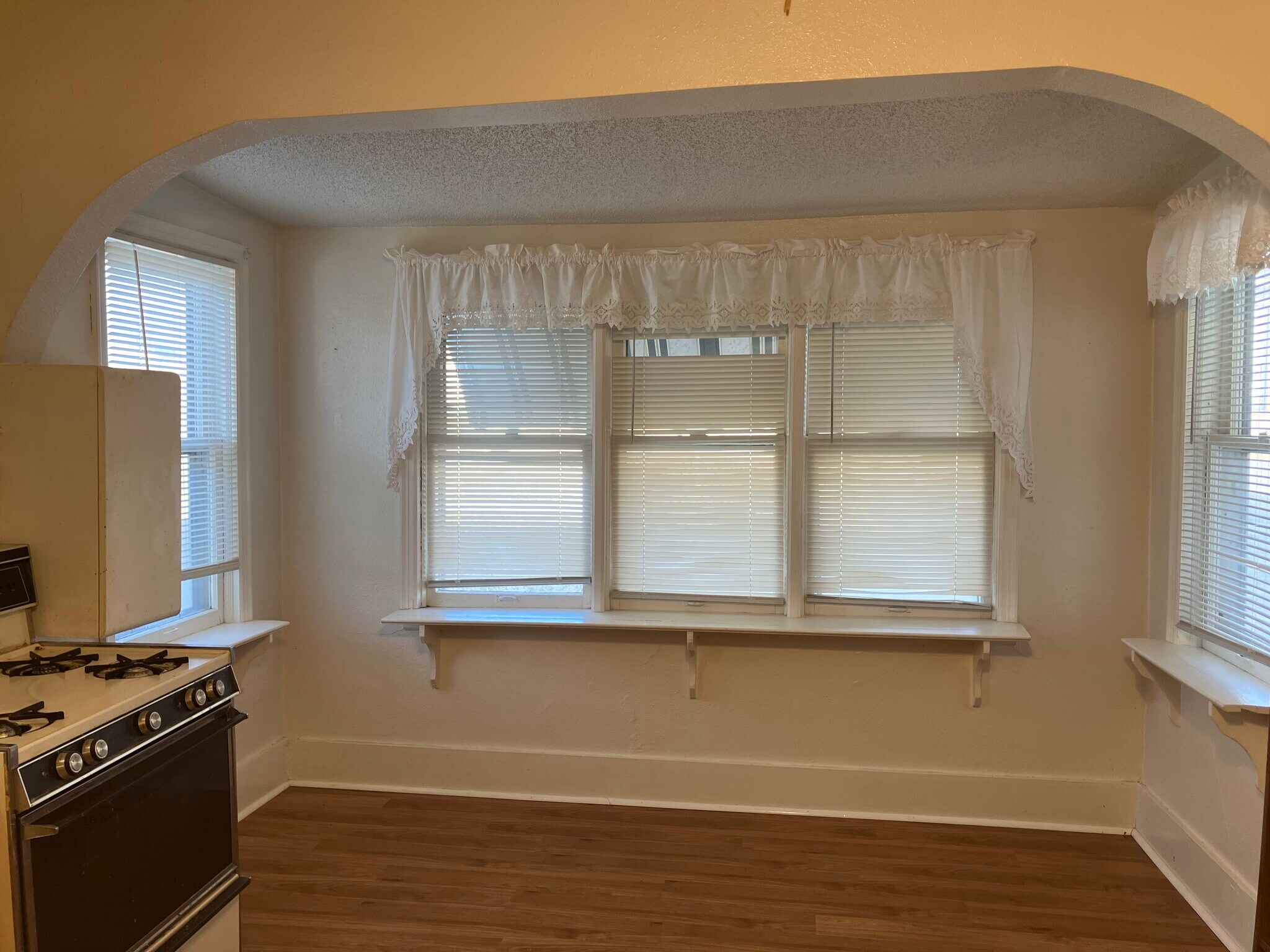 Kitchen Nook - 505 S Jefferson Way