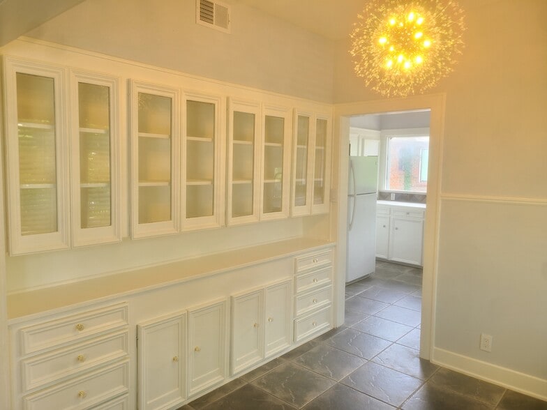 Dining - 4703 Chenevert St