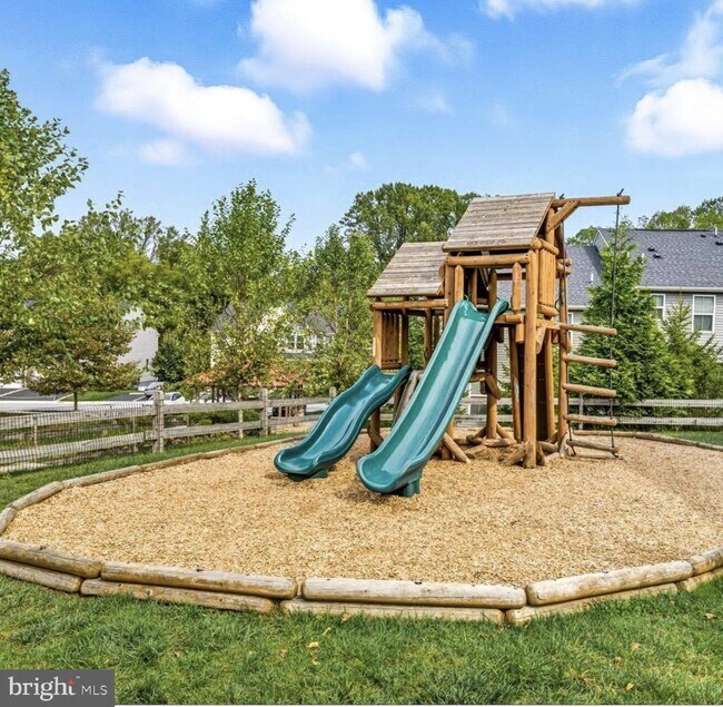 Building Photo - 1215 Benjamin Dr