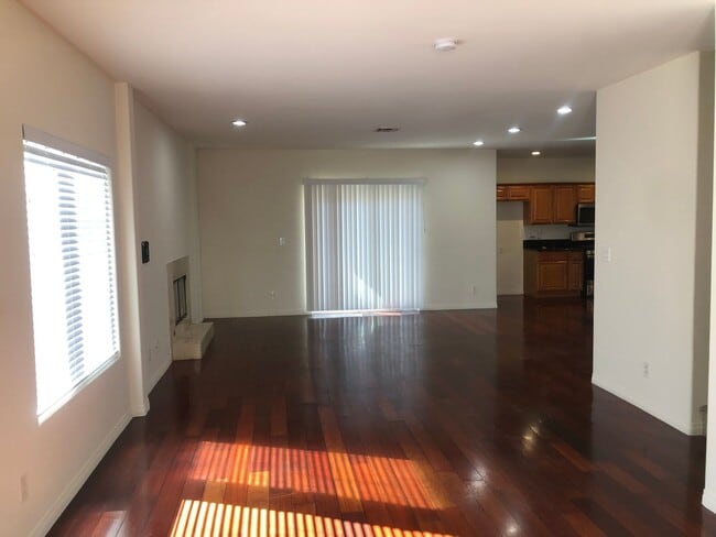Building Photo - Beautiful Townhouse 4bd 3.75ba w/balconies...