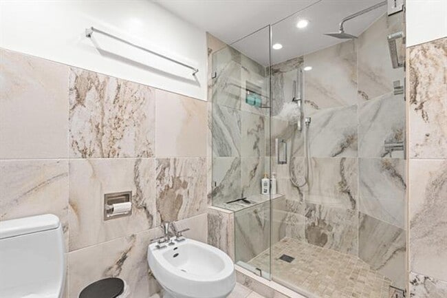 Building Photo - 520 Brickell Key Dr