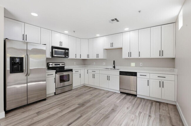 Building Photo - 1111 W University Dr