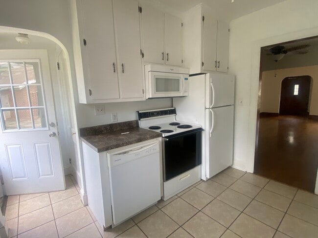 Lots of Cabinets - 418 W Main St