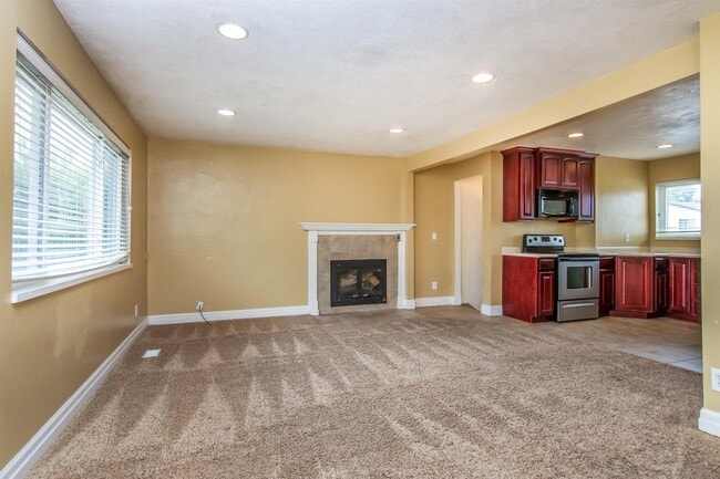 Building Photo - 1585 Rundquist Dr