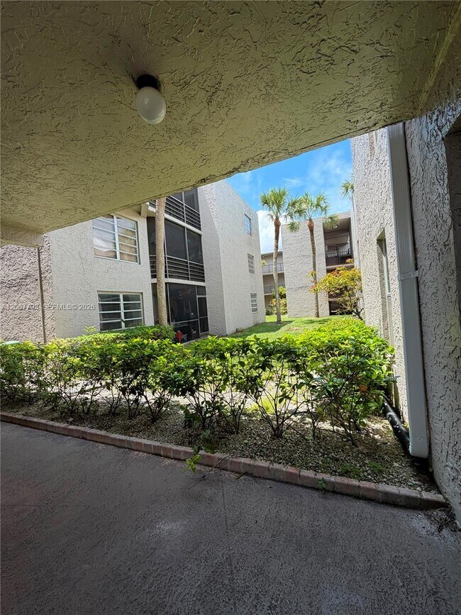Building Photo - 3100 Riverside Dr