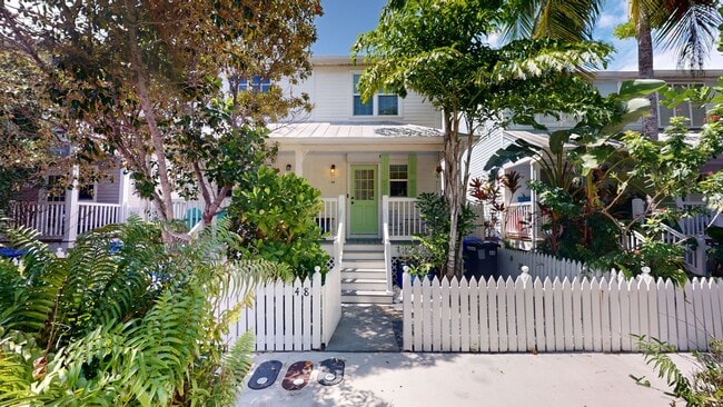 Building Photo - $3,800/mo - Furnished 2-Bed/1.5-Bath Townh...