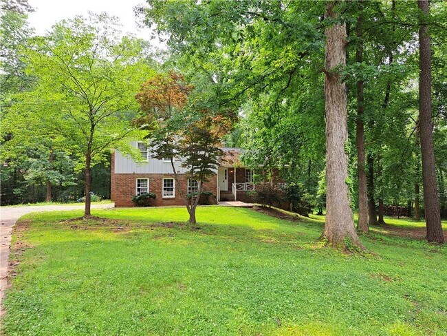 Building Photo - 844 Chandler Dr SW