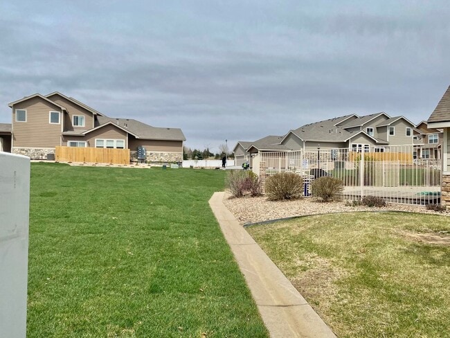 Building Photo - West Greeley Spacious Townhome With New Carpet!