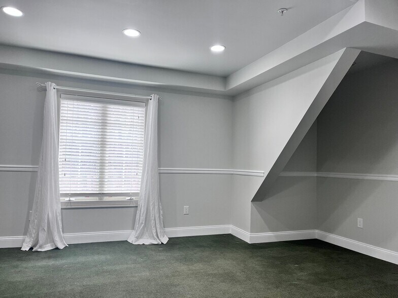 Building Photo - 2614 Boston Post Rd