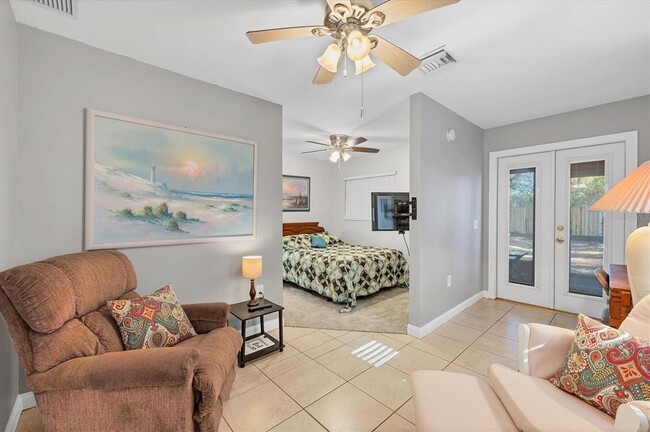 Building Photo - 2703 Forest Knoll Dr