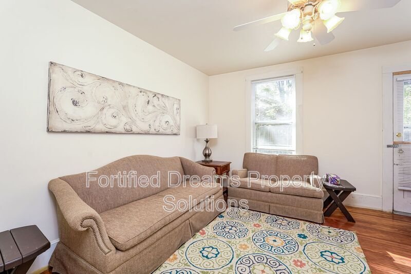 Building Photo - 400 S Spring St