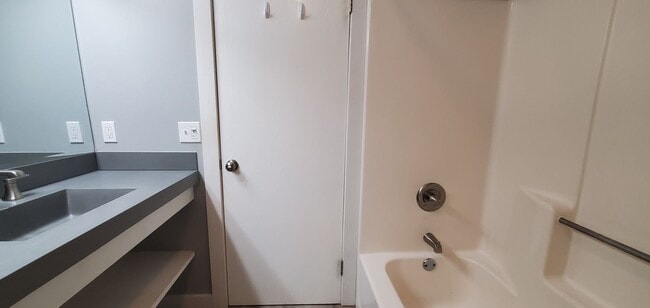 Building Photo - Beautifully Upgraded 1-Bedroom Condo in Downtown Traverse City