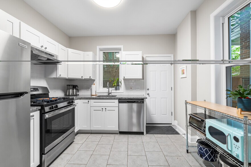 Building Photo - 1542 N Hollywood St