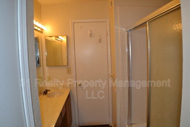 Building Photo - 1515 Bandera Dr