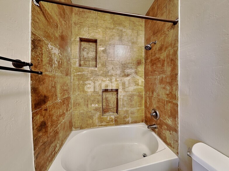 Building Photo - 2422 W Hunter Ct