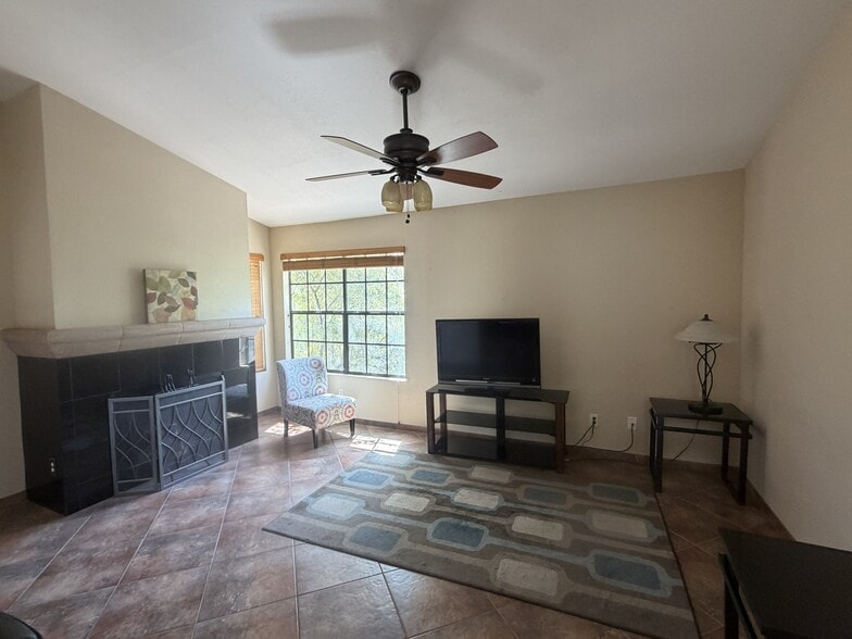 Building Photo - 6460 N Tierra de las Catalinas