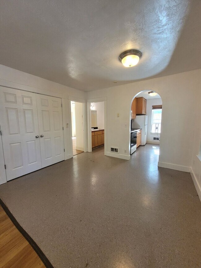 Building Photo - Spacious 1bd, semi-detached apartment for rent in the desirable Jefferson West Side neighborhood....