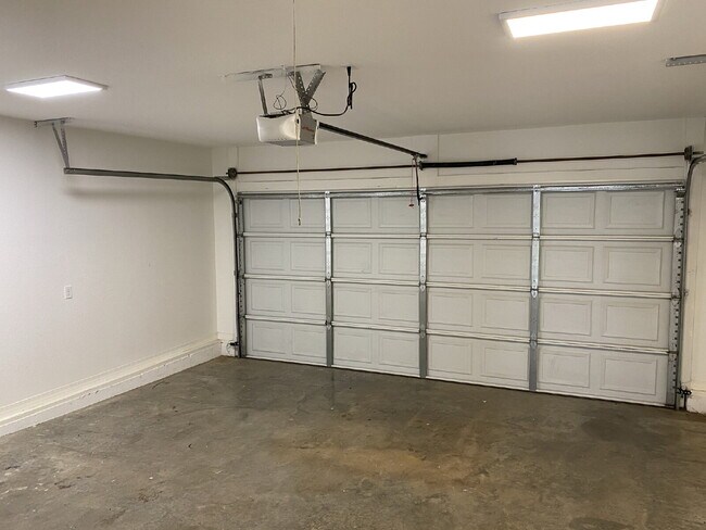 Building Photo - 572 Branchwood Ave