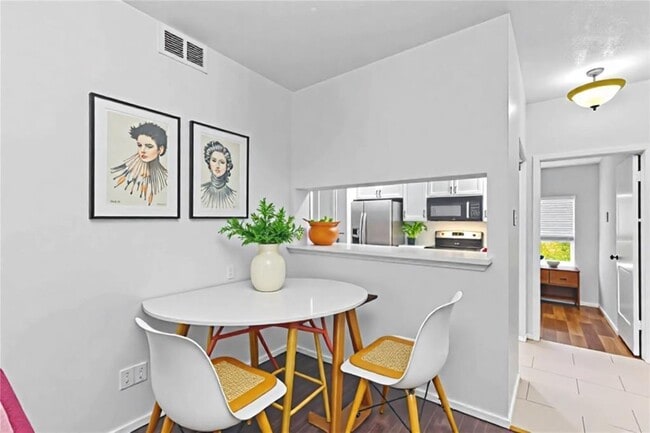 Building Photo - 806 W 24th St