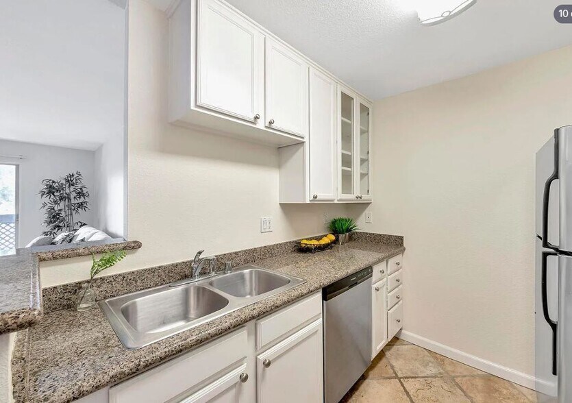 Building Photo - 1046 Yarwood Ct