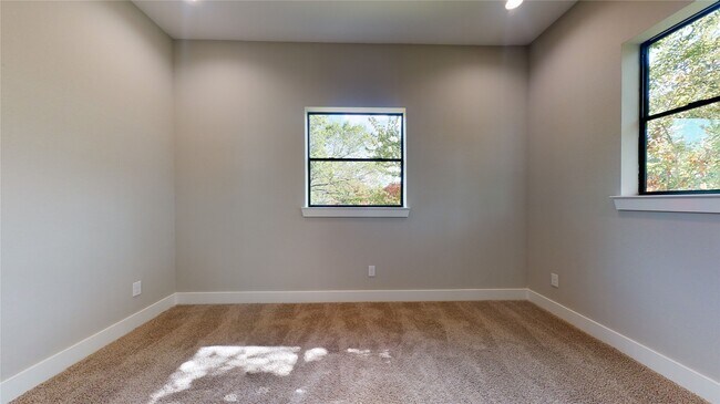 Building Photo - 806 E 39th St
