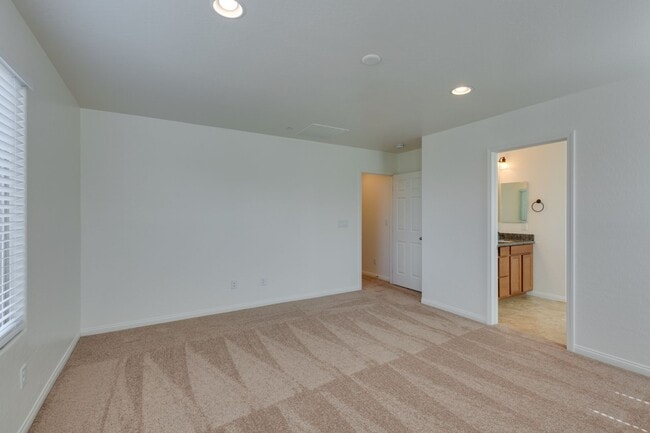 Building Photo - Gorgeous one story 4 bedroom 2 Bathroom Ho...