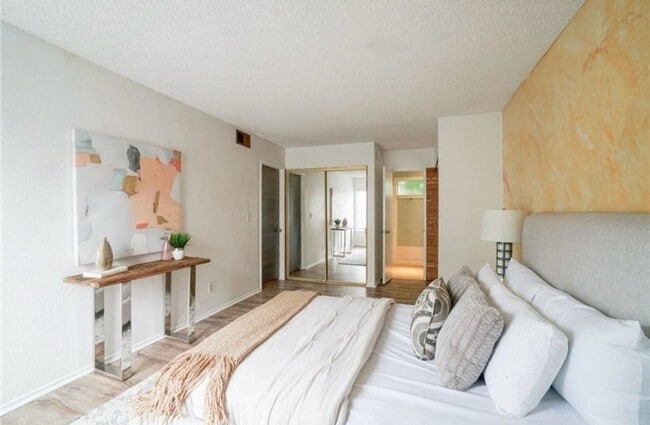 Building Photo - Beautiful Large 2+2, Balcony, Central AC ~...