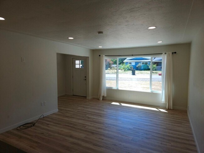 Building Photo - 3Bd/2.5Ba Single Story Home-For viewing!
