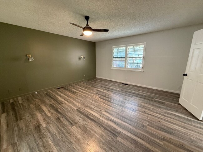 Building Photo - Luxury 4 Bed Home with Bonus Rooms and Pool