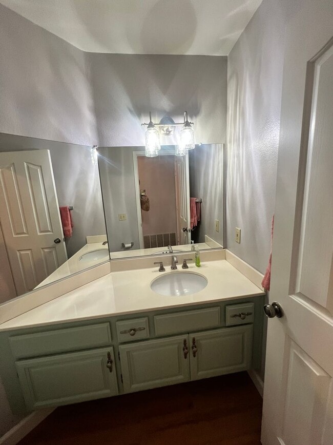 Building Photo - West Ventura - Gorgeous updated three bedroom, 2.5 bath home in Brock Hills