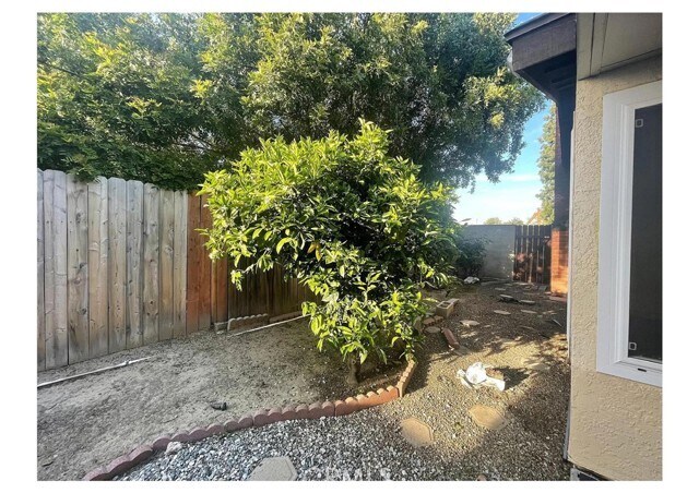Building Photo - 2231 Lerona Ave