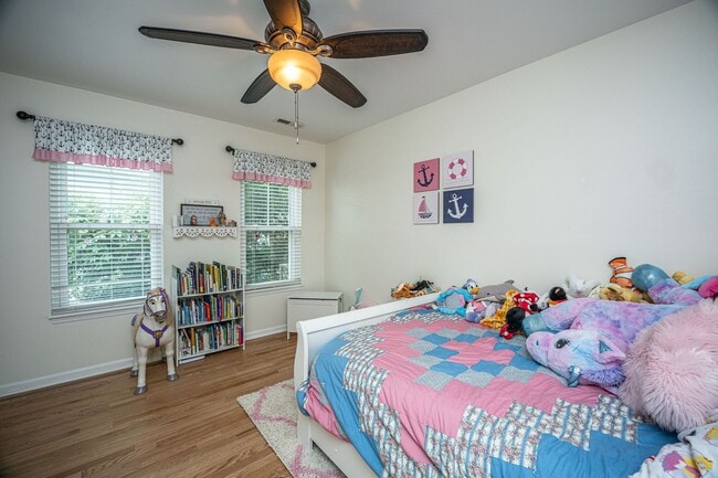 Building Photo - Gorgeous 4 BR/2BA Marshfront Home With Cre...