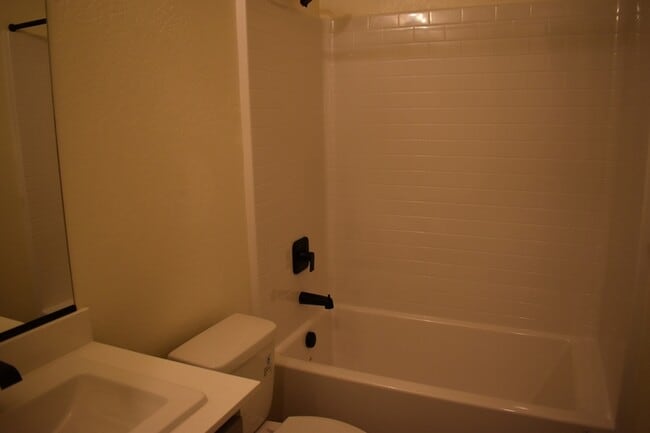 Building Photo - 744 Stephanie Dr