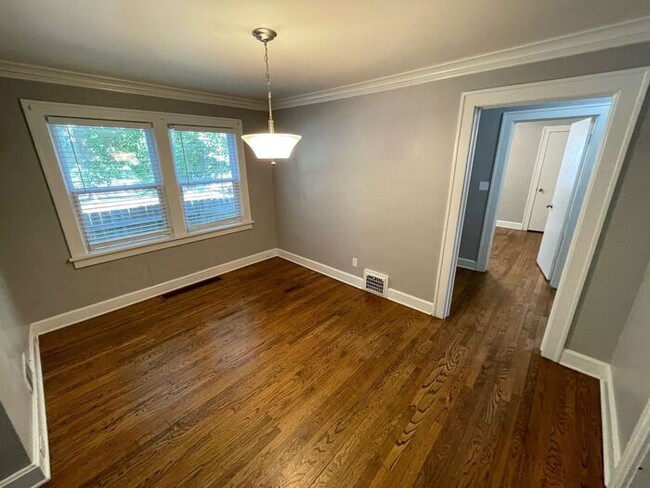 Building Photo - Charming 3 bedroom, 1.5 bathroom home in I...
