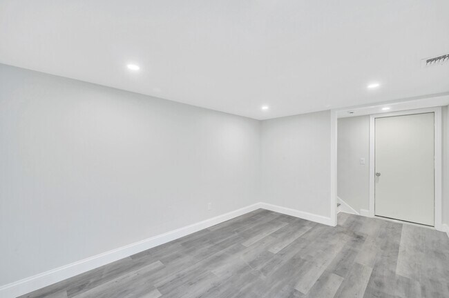 Building Photo - 615 Macdonald Ave