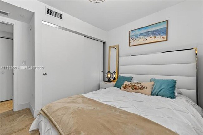 Building Photo - 9821 E Bay Harbor Dr