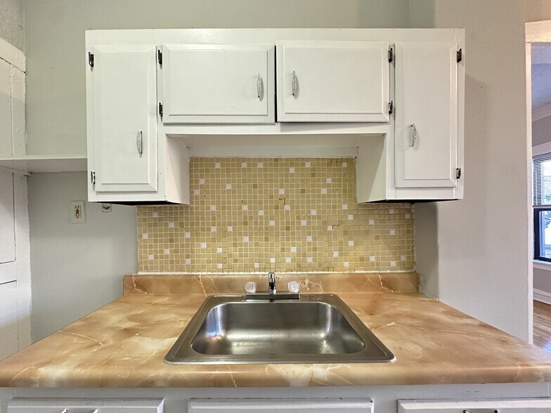 Building Photo - 2249 W Wilson Ave