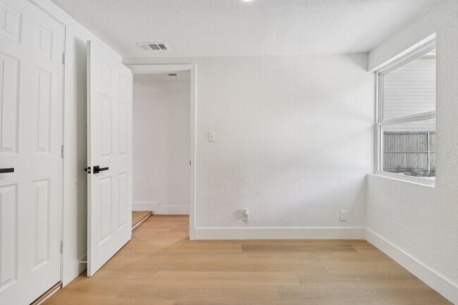 Building Photo - 1105 N Sylvania Ave