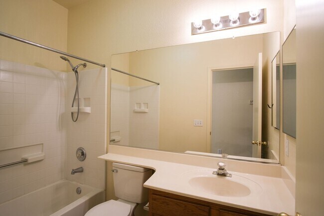 Building Photo - 3 Bedroom 2 bath!