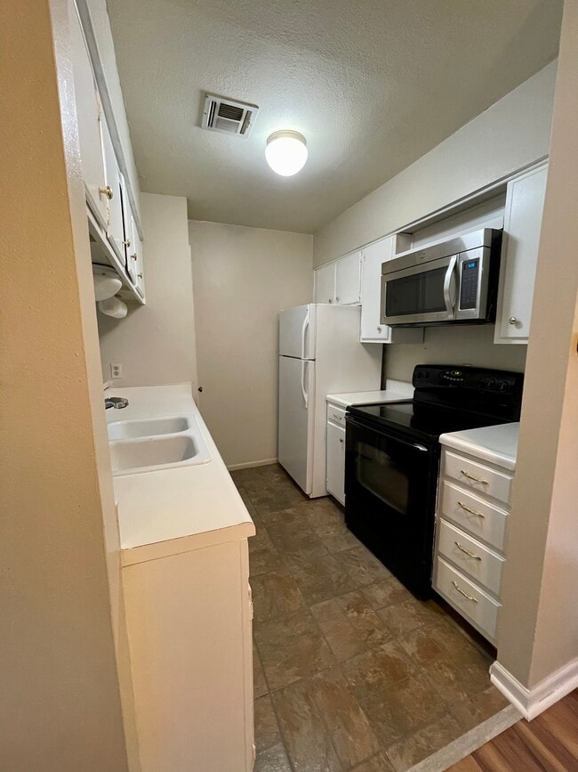 Building Photo - 1051 Country Club Dr