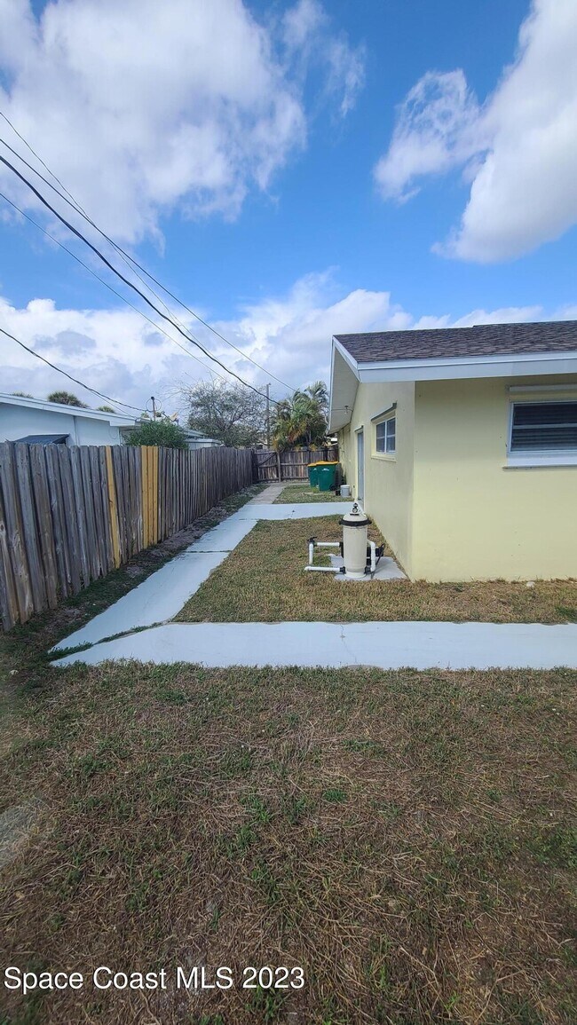 Building Photo - 1101 Sioux Dr